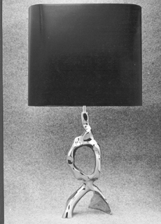 lampe en bronze poli cration annees 70 grand succes de michel jaubert placee dans les salons Chanel par Peter Marino architecte appelle couramment bronze doré appellation erronnee il s'agit de bronze poli et non de bronze doré 