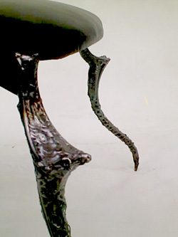 cette chaise de createur semble perchée sur des pattes d'insecte imaginaire
