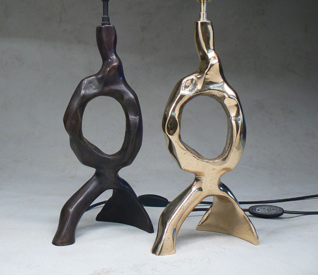 lampe sculpture de michel jaubert LB 12 en bronze poli ou patine noir  annees 70 80  dans cette version le fil passe a l'interieur de la lampe les premiers modeles realises avaient le fin a l'exterieur 
