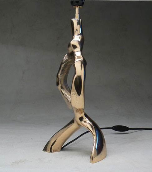 lampe de table bronzepoli desicn sculpture années 80 disposee dans les salons Chanel par l'architecte americain Peter Marino  appelle couramment bronze doré appellation erronnee il s'agit de bronze poli et non de bronze doré 