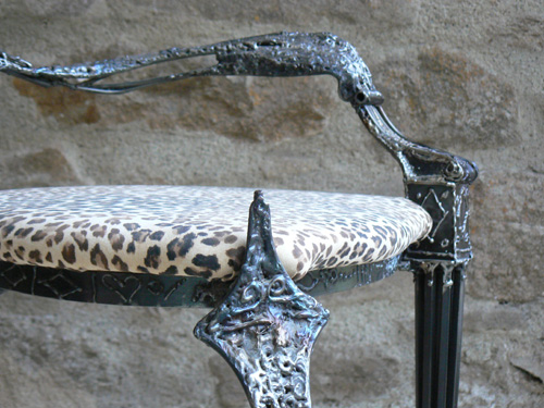 cette chaise de sculpteur en acier a un pied d'inspiration louis XV et un louis XVI