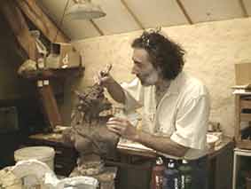 michel jaubert sculpteur peintre dans son atelier en 2005