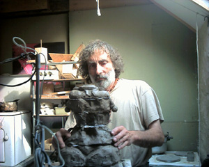 michel jaubert peintre sculpteur, createur de mobilier dans son ateliet en 2005